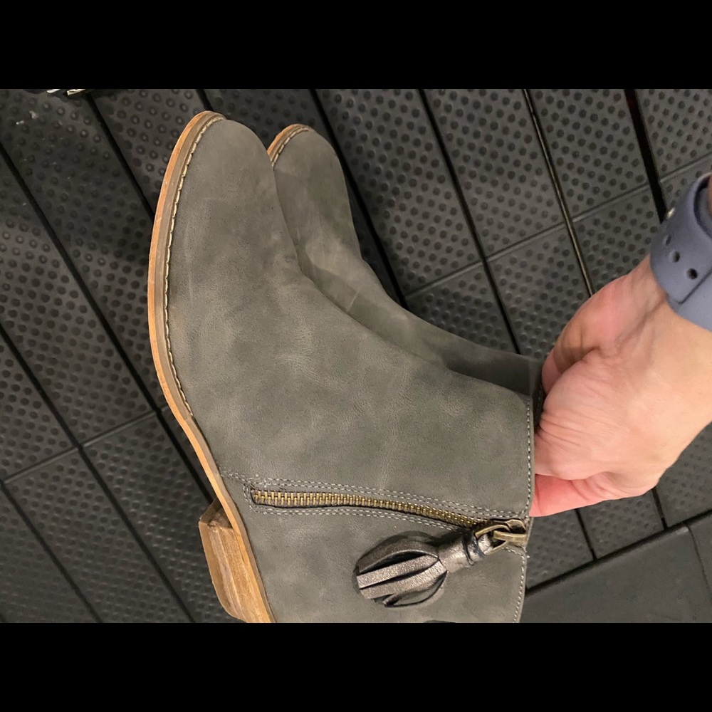 Tucker and Tate gray booties size 3 1/2
